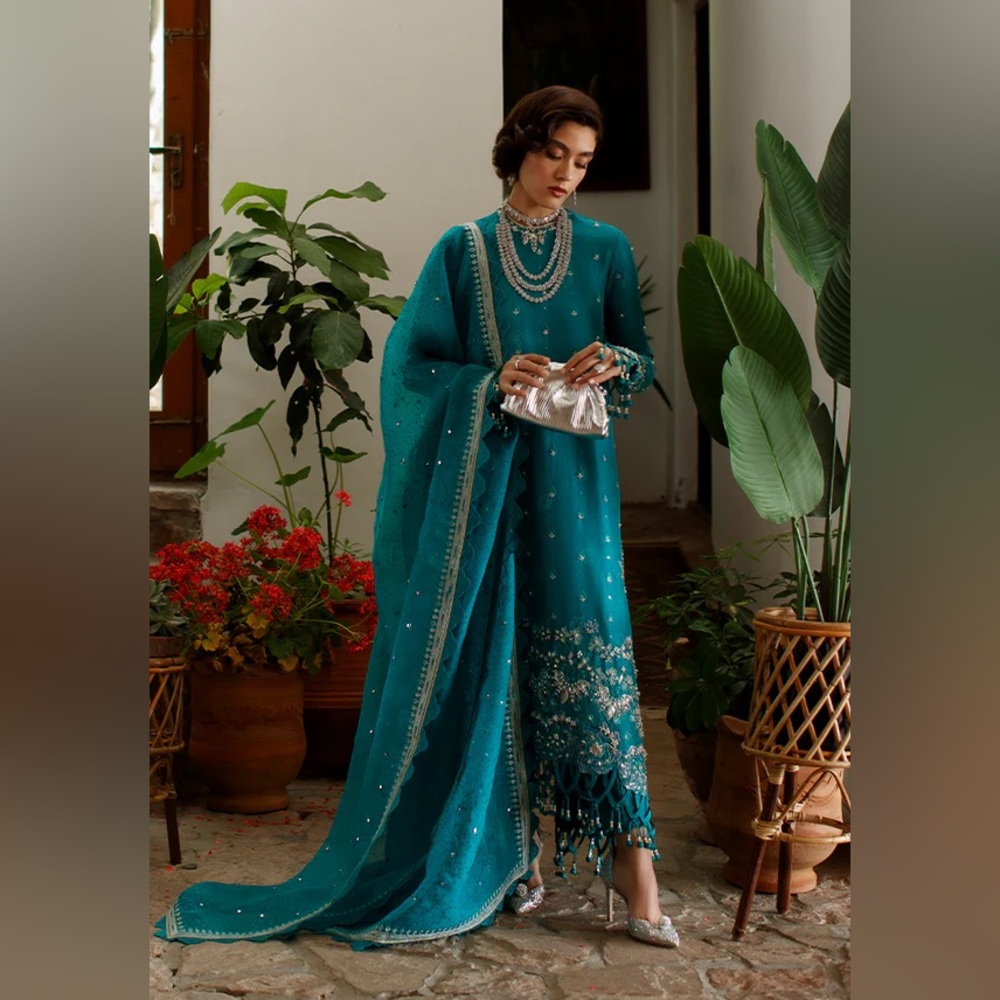 Suffuse Freeshia Outfit